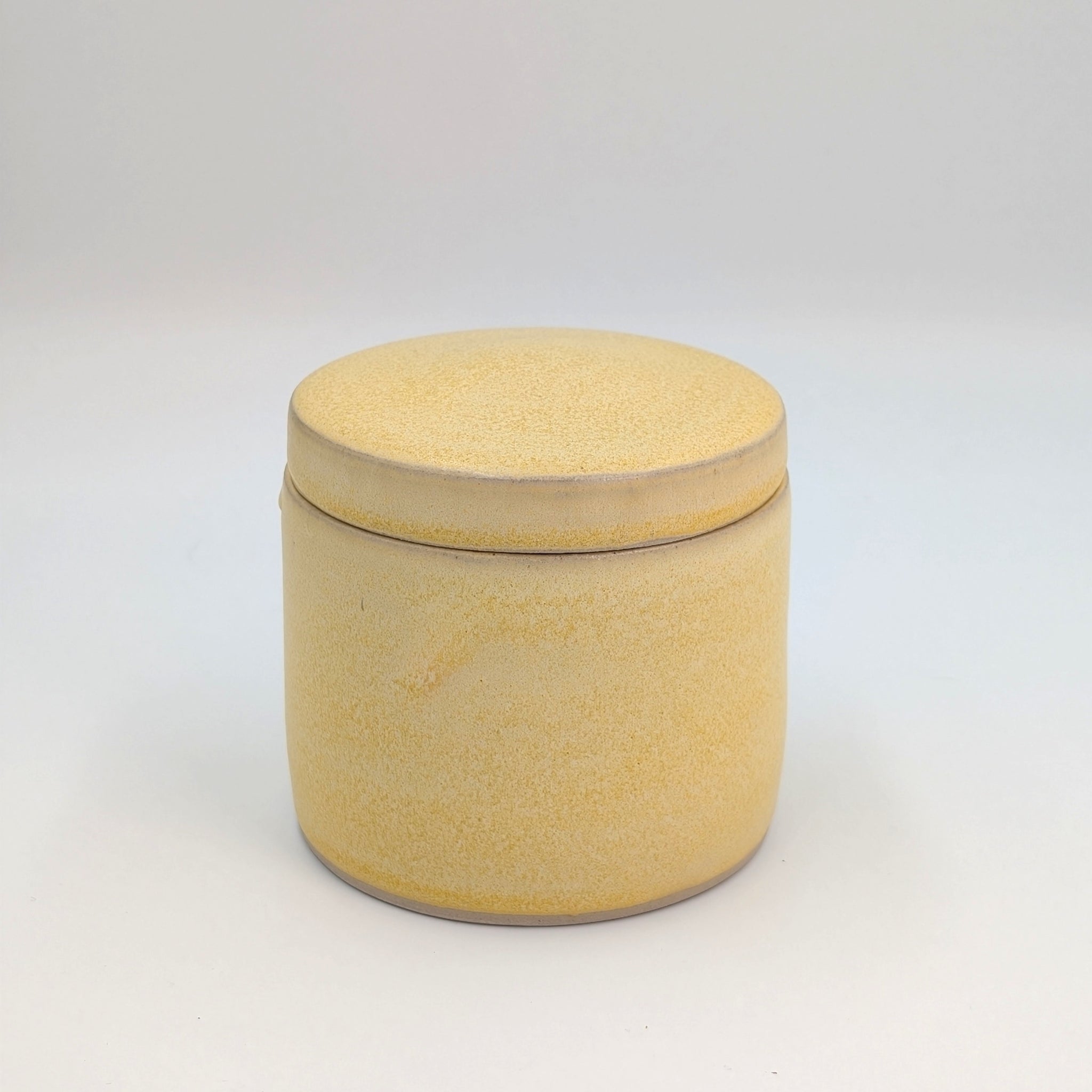 Håndlavet lågkrukke i stentøj – design af BIRK Keramik