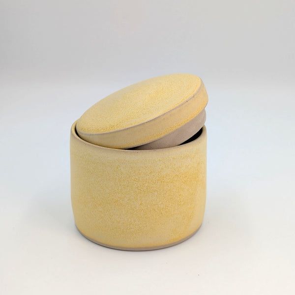 Håndlavet lågkrukke i stentøj – design af BIRK Keramik