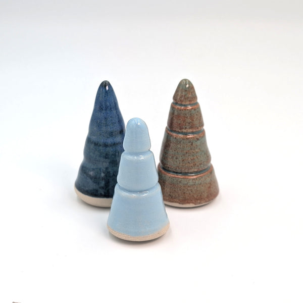 Små juletræer i stentøj - sæt med 3 stk.