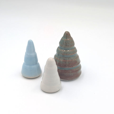 Små juletræer i stentøj - sæt med 3 stk.