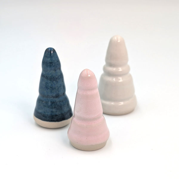 Små juletræer i stentøj - sæt med 3 stk.