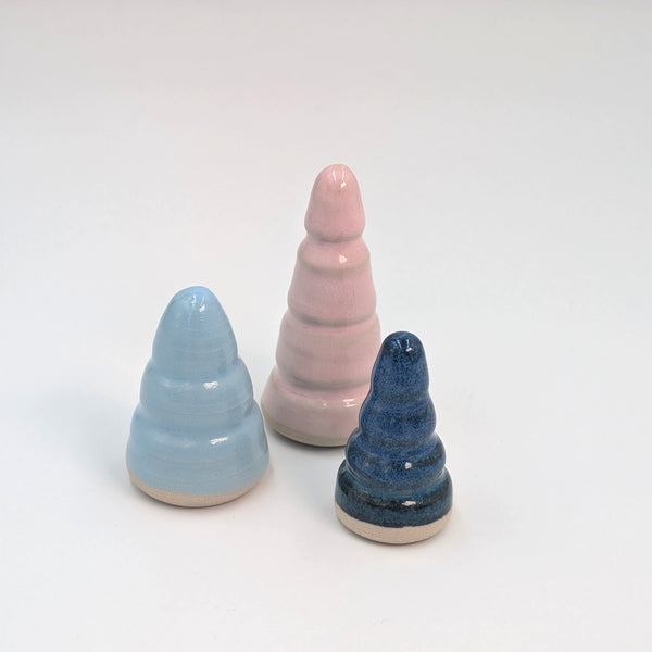 Små juletræer i stentøj - sæt med 3 stk.