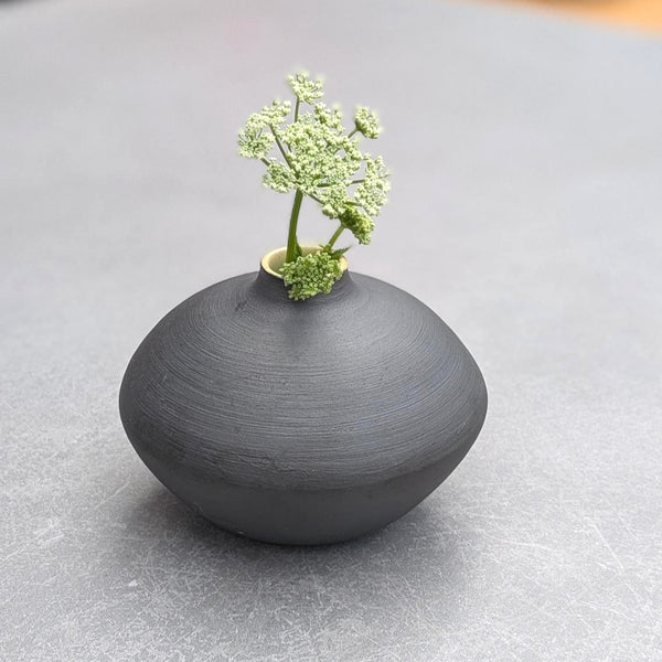 Sort vase i keramik 